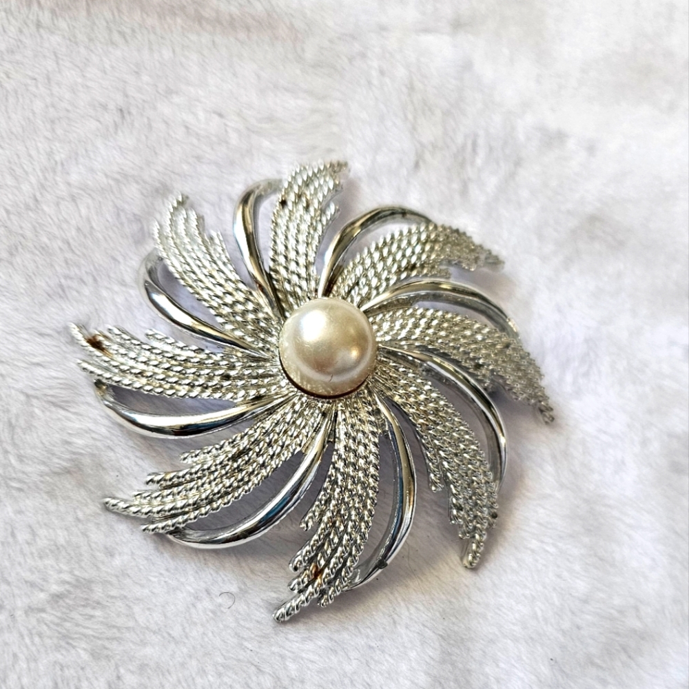 Womens vintage silver Sarah Coventry brooch